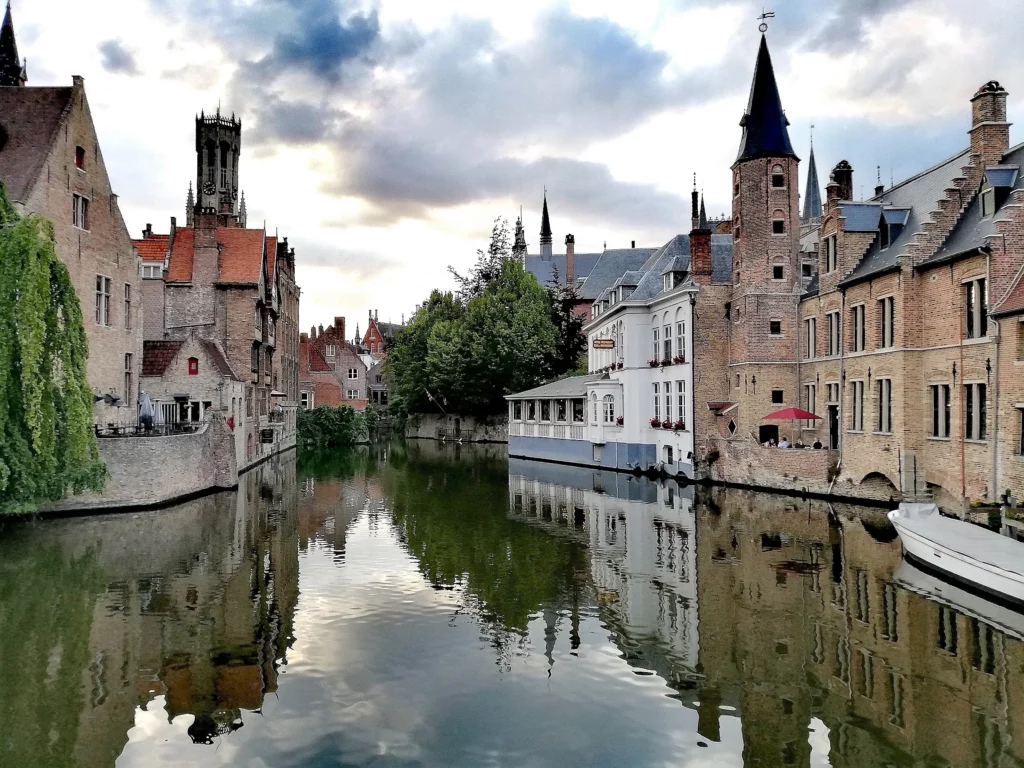 Vue des canaux sur le Bruges historique