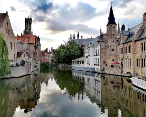 Vue des canaux sur le Bruges historique