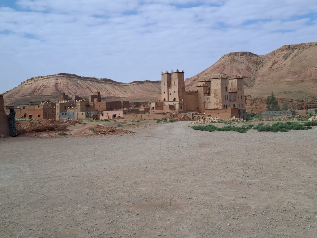 Un véritable Road Trip dans les plaines de l'Atlas de Makkarech jusqu'au désert de Merzouga. 1200 km en 4 jours ! Sans oublier la visite de l'enivrante Marrakech et de ses incontournables.