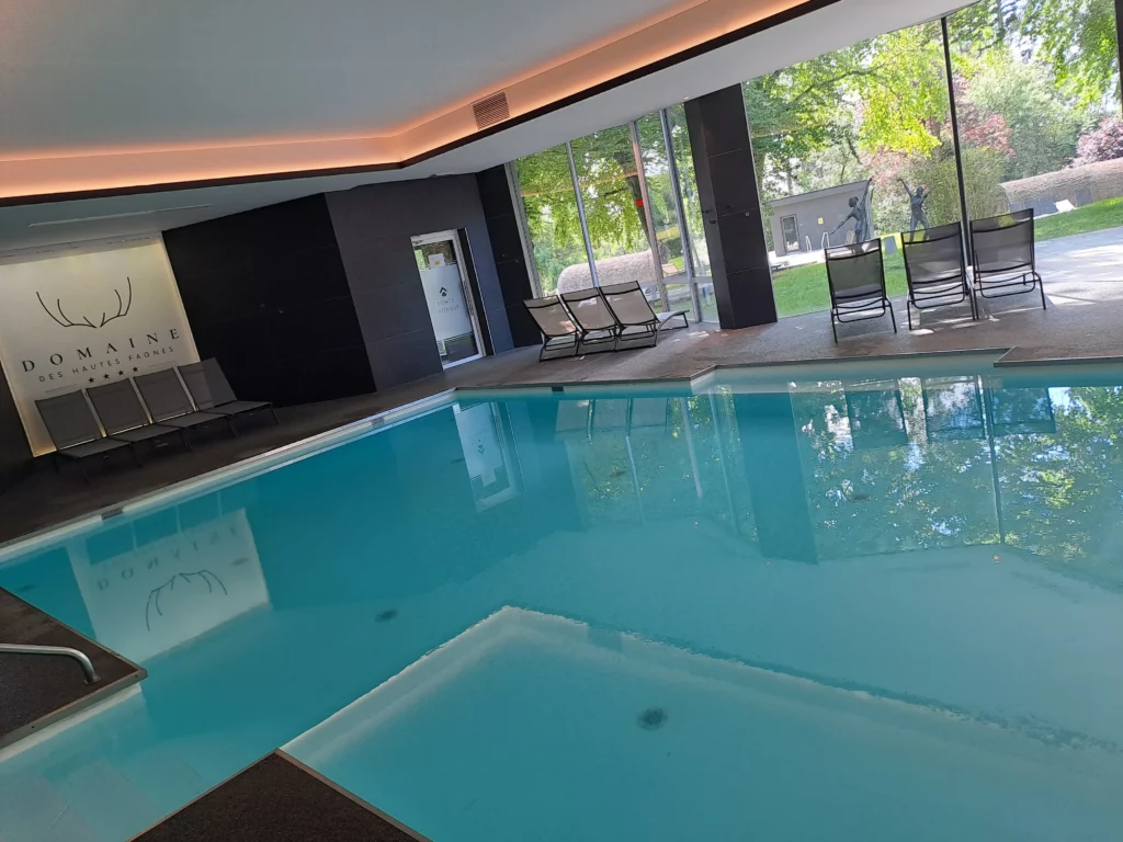 La piscine intérieure du Domaine des Hautes Fagnes