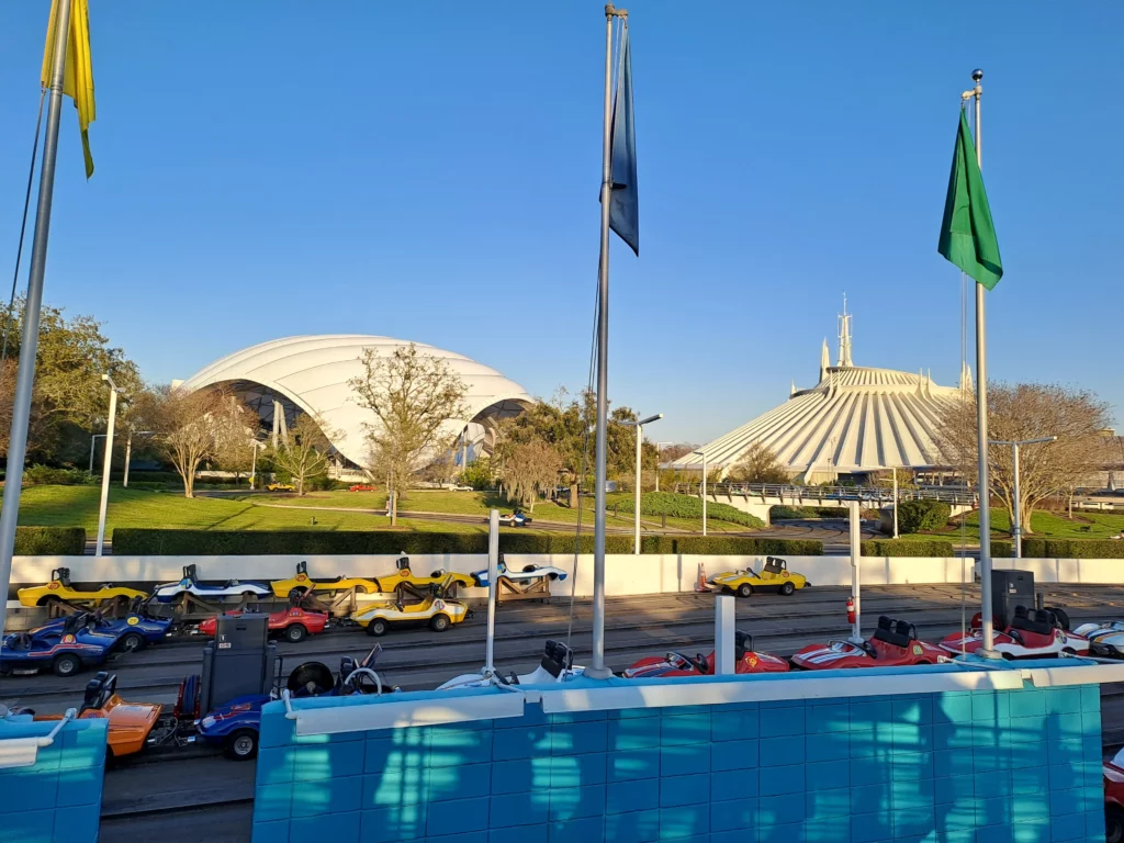 Vue sur Tron et Space mountain à Magic Kingdom
