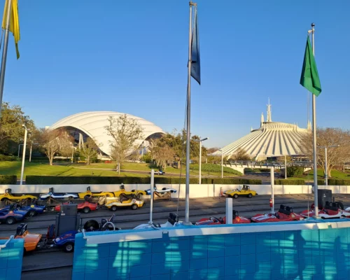 Vue sur Tron et Space mountain à Magic Kingdom