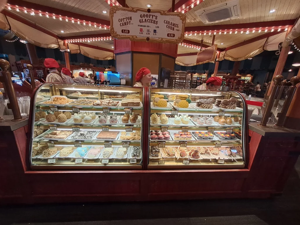 Le choix de pâtisseries dans la tente du cirque