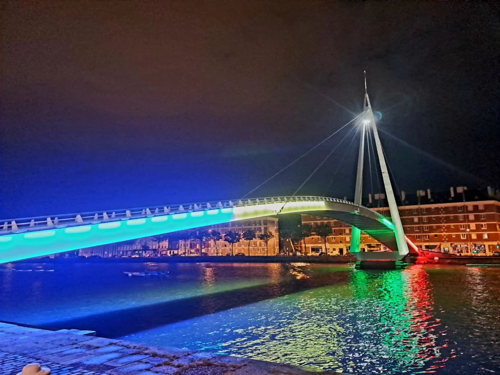 Vue sur la passerelle du bassin du Commerce au Pasino