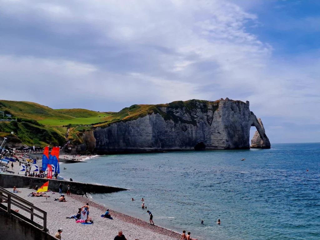 Les falaises d'Etretat vues de la plage